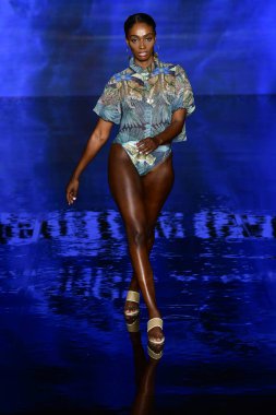 MIAMI BEACH, FLORIDA - 09 Temmuz 2021 'de Miami Beach, Florida' da düzenlenen Miami Yüzme Haftası sırasında Fernando Alberto Atıcılık Şovunda bir model podyumda yürüyor.. 