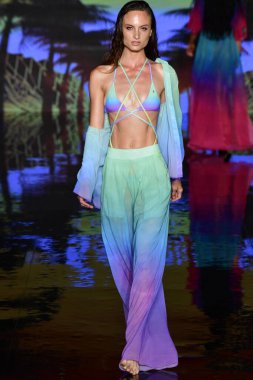 MIAMI BEACH, FLORIDA - 09 Temmuz 2021 'de Miami Beach, Florida' da bir model, Miami Swimwear Show 'da, Art Hearts tarafından desteklenen yüzme haftasında podyumda yürüyor..