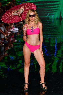 MIAMI BEACH, FLORIDA - 09 Temmuz 2021 'de Miami Beach, Florida' da düzenlenen Miami Yüzme Haftası sırasında Willfredo Gerardo Show 'da bir model podyumda yürüyor..