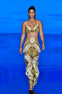 MIAMI BEACH, FLORIDA - 08 Temmuz 2021 'de Miami Beach, Florida' da düzenlenen Miami Yüzme Haftası 'nda bir model podyumda yürüyor..