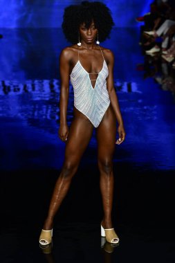 MIAMI BEACH, FLORIDA - 09 Temmuz 2021 'de Miami Beach, Florida' da düzenlenen Miami Yüzme Haftası sırasında Fernando Alberto Atıcılık Şovunda bir model podyumda yürüyor.. 