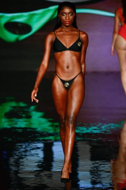 MIAMI BEACH, FLORIDA - 08 Temmuz 2021 'de Miami Beach, Florida' da düzenlenen Miami Yüzme Haftası 'nda bir model podyumda yürüyor..