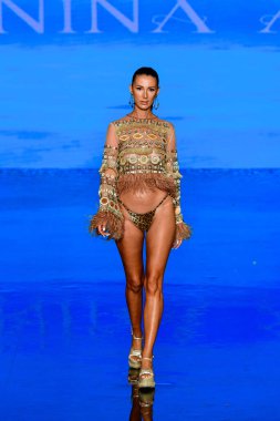 MIAMI BEACH, FLORIDA - 08 Temmuz 2021 'de Miami Beach, Florida' da düzenlenen Miami Yüzme Haftası 'nda bir model podyumda yürüyor..