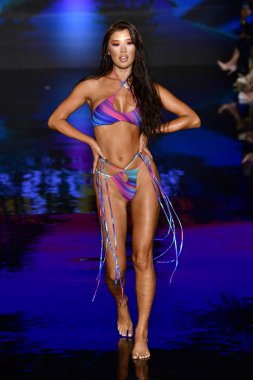 MIAMI BEACH, FLORIDA - 09 Temmuz 2021 'de Miami Beach, Florida' da bir model, Miami Swimwear Show 'da, Art Hearts tarafından desteklenen yüzme haftasında podyumda yürüyor..
