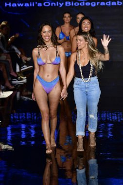 MIAMI BEACH, FLORIDA - 09 Temmuz 2021 'de Miami Yüzme Haftası' nda Miami Beach, Florida 'da düzenlenen Indigo Wild Swim Show' da Tasarımcı Shelby Yorks ile birlikte yürüyen bir manken.