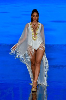 MIAMI BEACH, FLORIDA - 08 Temmuz 2021 'de Miami Beach, Florida' da düzenlenen Miami Yüzme Haftası 'nda bir model podyumda yürüyor..