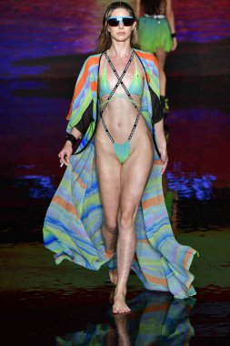 MIAMI BEACH, FLORIDA - 09 Temmuz 2021 'de Miami Beach, Florida' da bir model, Miami Swimwear Show 'da, Art Hearts tarafından desteklenen yüzme haftasında podyumda yürüyor..