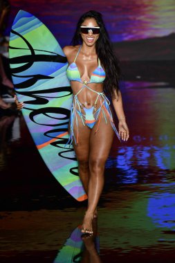 MIAMI BEACH, FLORIDA - 09 Temmuz 2021 'de Miami Beach, Florida' da bir model, Miami Swimwear Show 'da, Art Hearts tarafından desteklenen yüzme haftasında podyumda yürüyor..
