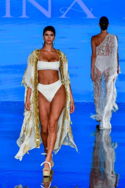 MIAMI BEACH, FLORIDA - 08 Temmuz 2021 'de Miami Beach, Florida' da düzenlenen Miami Yüzme Haftası 'nda bir model podyumda yürüyor..