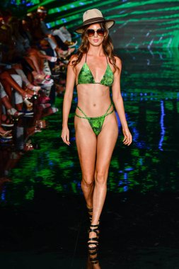 MIAMI BEACH, FLORIDA - 09 Temmuz 2021 'de Miami Beach, Florida' da düzenlenen Miami Yüzme Haftası sırasında Willfredo Gerardo Show 'da bir model podyumda yürüyor..