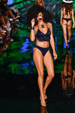 MIAMI BEACH, FLORIDA - 09 Temmuz 2021 'de Miami Beach, Florida' da düzenlenen Miami Yüzme Haftası sırasında Willfredo Gerardo Show 'da bir model podyumda yürüyor..