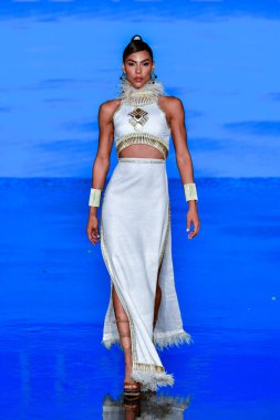 MIAMI BEACH, FLORIDA - 08 Temmuz 2021 'de Miami Beach, Florida' da düzenlenen Miami Yüzme Haftası 'nda bir model podyumda yürüyor..