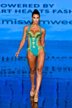 MIAMI BEACH, FLORIDA - 08 Temmuz 2021 'de Miami Beach, Florida' da düzenlenen Miami Yüzme Haftası 'nda bir model podyumda yürüyor..