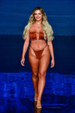 MIAMI BEACH, FLORIDA - 08 Temmuz 2021 'de Miami Beach, Florida' da düzenlenen Kino Yüzme Gösterisinde bir model podyumda yürüyor..