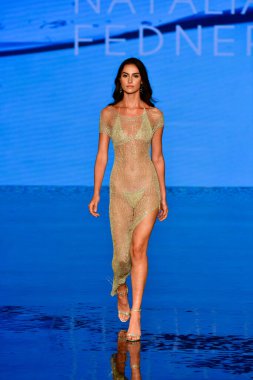 MIAMI BEACH, FLORIDA - 08 Temmuz 2021 'de Miami Beach, Florida' da düzenlenen Miami Yüzme Haftası 'nda Natalia Fedner Show' da bir model podyumda yürüyor..