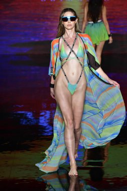 MIAMI BEACH, FLORIDA - 09 Temmuz 2021 'de Miami Beach, Florida' da bir model, Miami Swimwear Show 'da, Art Hearts tarafından desteklenen yüzme haftasında podyumda yürüyor..