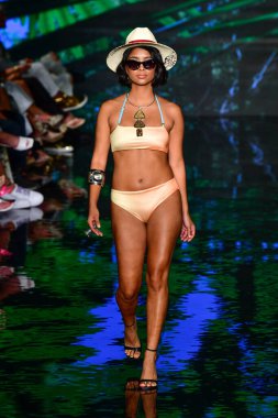 MIAMI BEACH, FLORIDA - 09 Temmuz 2021 'de Miami Beach, Florida' da düzenlenen Miami Yüzme Haftası sırasında Willfredo Gerardo Show 'da bir model podyumda yürüyor..