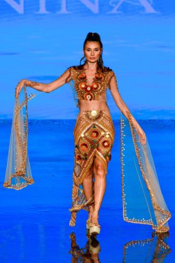 MIAMI BEACH, FLORIDA - 08 Temmuz 2021 'de Miami Beach, Florida' da düzenlenen Miami Yüzme Haftası 'nda bir model podyumda yürüyor..