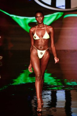MIAMI BEACH, FLORIDA - 08 Temmuz 2021 'de Miami Beach, Florida' da düzenlenen Miami Yüzme Haftası 'nda bir model podyumda yürüyor..