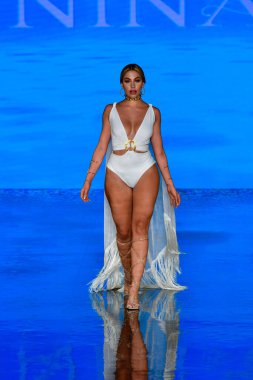 MIAMI BEACH, FLORIDA - 08 Temmuz 2021 'de Miami Beach, Florida' da düzenlenen Miami Yüzme Haftası 'nda bir model podyumda yürüyor..