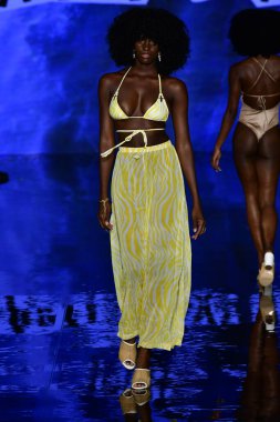 MIAMI BEACH, FLORIDA - 09 Temmuz 2021 'de Miami Beach, Florida' da düzenlenen Miami Yüzme Haftası sırasında Fernando Alberto Atıcılık Şovunda bir model podyumda yürüyor.. 