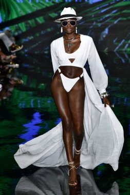 MIAMI BEACH, FLORIDA - 09 Temmuz 2021 'de Miami Beach, Florida' da düzenlenen Miami Yüzme Haftası sırasında Willfredo Gerardo Show 'da bir model podyumda yürüyor..