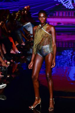 MIAMI BEACH, FLORIDA - 08 Temmuz 2021 'de Miami Beach, Florida' da düzenlenen Miami Yüzme Haftası 'nda bir model podyumda yürüyor..