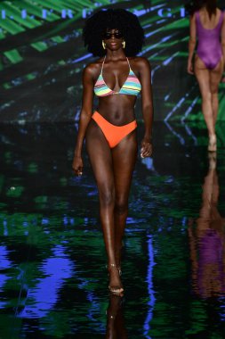 MIAMI BEACH, FLORIDA - 09 Temmuz 2021 'de Miami Beach, Florida' da düzenlenen Miami Yüzme Haftası sırasında Willfredo Gerardo Show 'da bir model podyumda yürüyor..