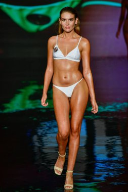 MIAMI BEACH, FLORIDA - 08 Temmuz 2021 'de Miami Beach, Florida' da düzenlenen Miami Yüzme Haftası 'nda bir model podyumda yürüyor..