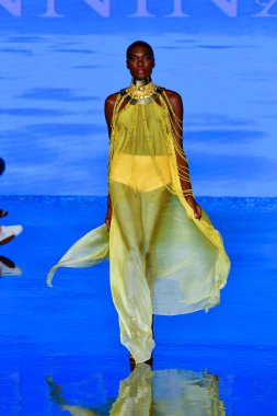 MIAMI BEACH, FLORIDA - 08 Temmuz 2021 'de Miami Beach, Florida' da düzenlenen Miami Yüzme Haftası 'nda bir model podyumda yürüyor..