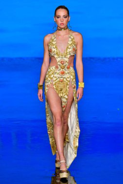 MIAMI BEACH, FLORIDA - 08 Temmuz 2021 'de Miami Beach, Florida' da düzenlenen Miami Yüzme Haftası 'nda bir model podyumda yürüyor..