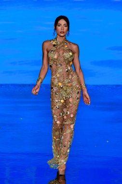 MIAMI BEACH, FLORIDA - 08 Temmuz 2021 'de Miami Beach, Florida' da düzenlenen Miami Yüzme Haftası 'nda bir model podyumda yürüyor..