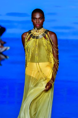 MIAMI BEACH, FLORIDA - 08 Temmuz 2021 'de Miami Beach, Florida' da düzenlenen Miami Yüzme Haftası 'nda bir model podyumda yürüyor..