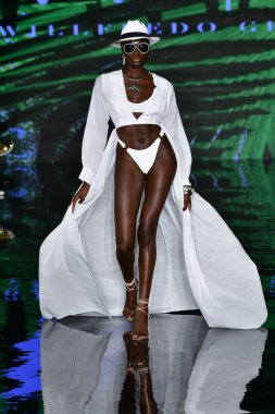 MIAMI BEACH, FLORIDA - 09 Temmuz 2021 'de Miami Beach, Florida' da düzenlenen Miami Yüzme Haftası sırasında Willfredo Gerardo Show 'da bir model podyumda yürüyor..