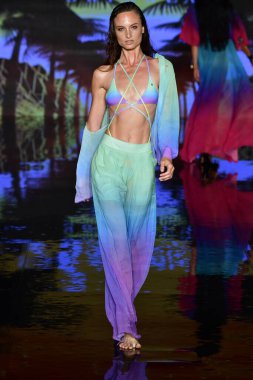 MIAMI BEACH, FLORIDA - 09 Temmuz 2021 'de Miami Beach, Florida' da bir model, Miami Swimwear Show 'da, Art Hearts tarafından desteklenen yüzme haftasında podyumda yürüyor..