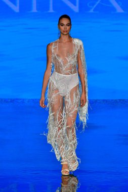 MIAMI BEACH, FLORIDA - 08 Temmuz 2021 'de Miami Beach, Florida' da düzenlenen Miami Yüzme Haftası 'nda bir model podyumda yürüyor..