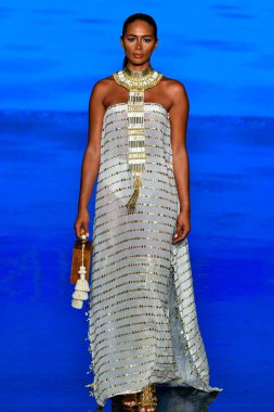 MIAMI BEACH, FLORIDA - 08 Temmuz 2021 'de Miami Beach, Florida' da düzenlenen Miami Yüzme Haftası 'nda bir model podyumda yürüyor..