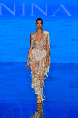 MIAMI BEACH, FLORIDA - 08 Temmuz 2021 'de Miami Beach, Florida' da düzenlenen Miami Yüzme Haftası 'nda bir model podyumda yürüyor..