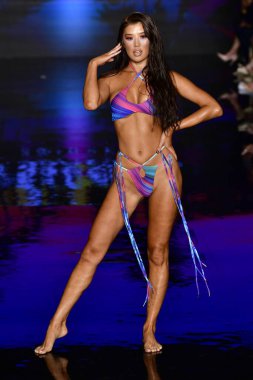 MIAMI BEACH, FLORIDA - 09 Temmuz 2021 'de Miami Beach, Florida' da bir model, Miami Swimwear Show 'da, Art Hearts tarafından desteklenen yüzme haftasında podyumda yürüyor..