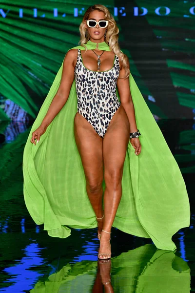 MIAMI BEACH, FLORIDA - 09 Temmuz 2021 'de Miami Beach, Florida' da düzenlenen Miami Yüzme Haftası sırasında Willfredo Gerardo Show 'da bir model podyumda yürüyor..