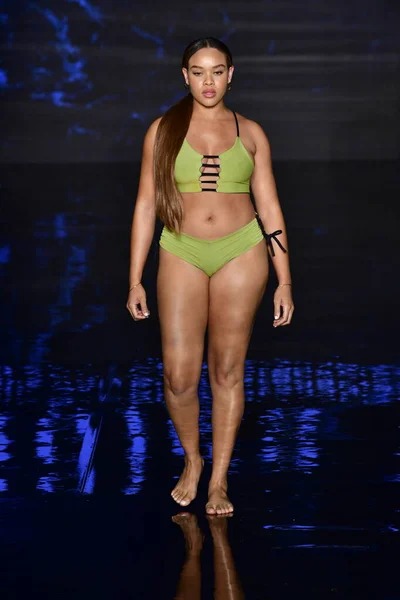 Miami Beach Florida July Model Walks Runway Indigo Wild Swim — Fotografia de Stock