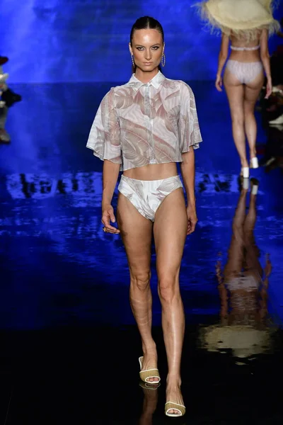 MIAMI BEACH, FLORIDA - 09 Temmuz 2021 'de Miami Beach, Florida' da düzenlenen Miami Yüzme Haftası sırasında Fernando Alberto Atıcılık Şovunda bir model podyumda yürüyor.. 