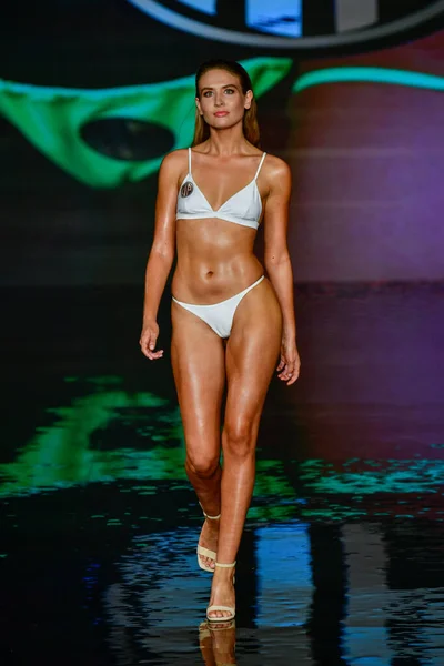 Miami Beach Florida Července Modelka Kráčí Dráze Během Swim Show — Stock fotografie