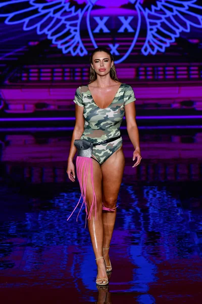 MIAMI BEACH, FLORIDA - 08 Temmuz 2021 'de Miami Beach, Florida' da düzenlenen Miami Yüzme Haftası 'nda bir model podyumda yürüyor..