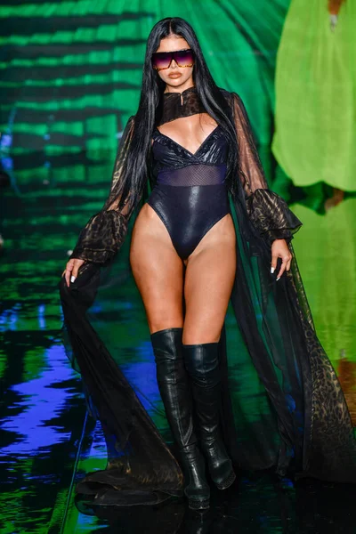 MIAMI BEACH, FLORIDA - 09 Temmuz 2021 'de Miami Beach, Florida' da düzenlenen Miami Yüzme Haftası sırasında Willfredo Gerardo Show 'da bir model podyumda yürüyor..