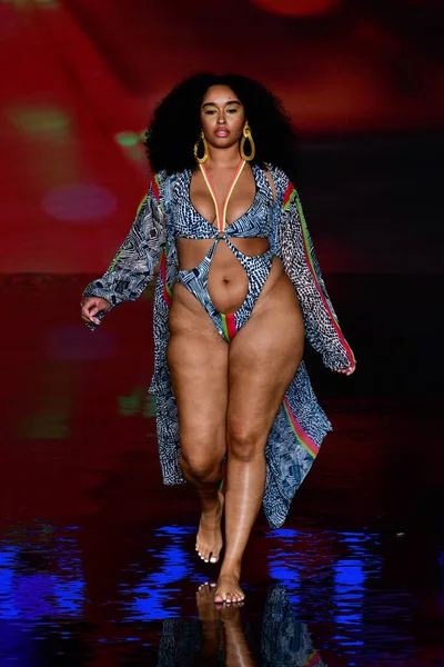 MIAMI BEACH, FLORIDA - 08 Temmuz 2021 'de Miami Beach, Florida' da düzenlenen Keva J Yüzme Gösterisinde bir model podyumda yürüyor..