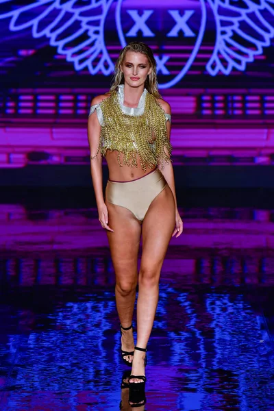 MIAMI BEACH, FLORIDA - 08 Temmuz 2021 'de Miami Beach, Florida' da düzenlenen Miami Yüzme Haftası 'nda bir model podyumda yürüyor..