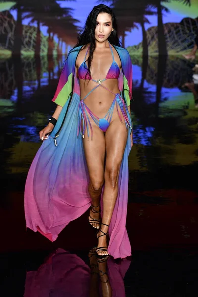 MIAMI BEACH, FLORIDA - 09 Temmuz 2021 'de Miami Beach, Florida' da bir model, Miami Swimwear Show 'da, Art Hearts tarafından desteklenen yüzme haftasında podyumda yürüyor..