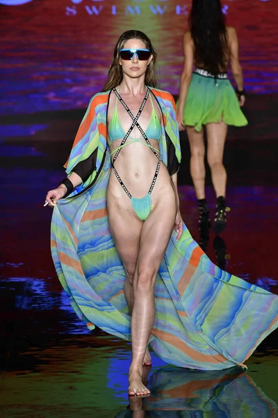 MIAMI BEACH, FLORIDA - 09 Temmuz 2021 'de Miami Beach, Florida' da bir model, Miami Swimwear Show 'da, Art Hearts tarafından desteklenen yüzme haftasında podyumda yürüyor..