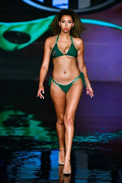 MIAMI BEACH, FLORIDA - 08 Temmuz 2021 'de Miami Beach, Florida' da düzenlenen Miami Yüzme Haftası 'nda bir model podyumda yürüyor..